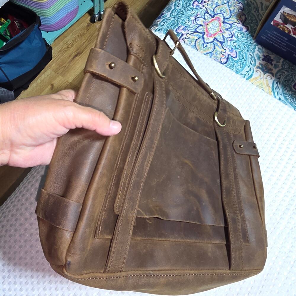 UNIVERSE FULL GRAIN LEATHER LAPTOP MESSENGER BAG (NO STRAP) - Picture 9 of 10